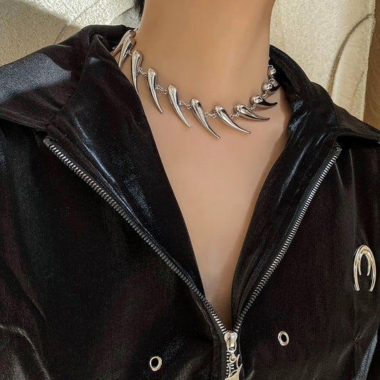 Stylish Silver Thorn Necklace – Unisex Elliptical Design